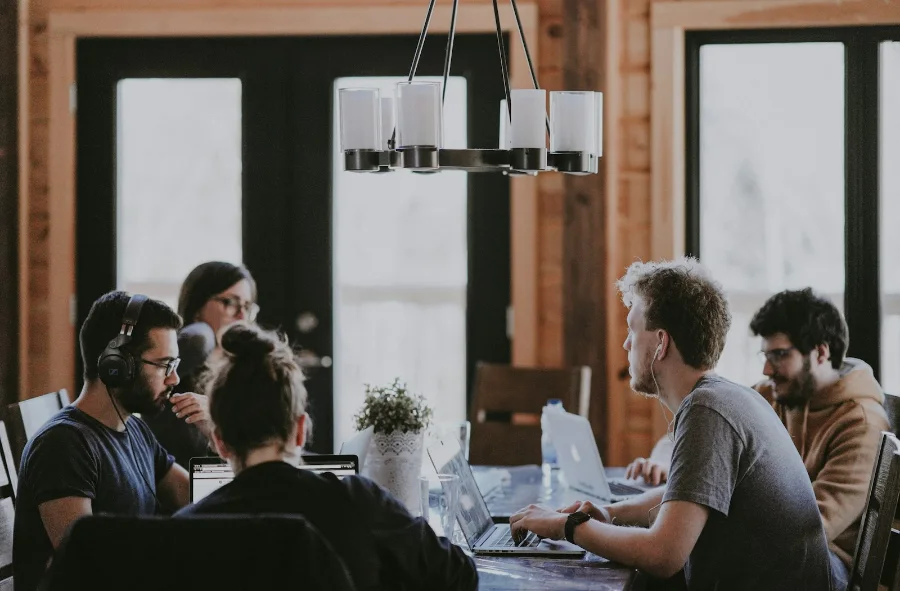 Équipe support collaborant autour de postes informatiques